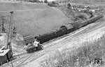Zur Vorbereitung der Elektrifizierung wurden auf der Strecke Köln - Aachen etliche Tunnelbauwerke ganz oder teilweise aufgeschlitzt. 01 173 vom Bw Köln Bbf passiert auf dem Weg nach Köln die Tunnelbaustelle am Ichenberger Tunnel in Eschweiler. (1962) <i>Foto: Fischer</i>