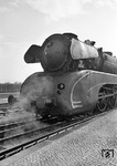 Die elegante Form der Baureihe 10 faszinierte auch den Hamburger Direktionsfotografen, der die Lok 10 001 in Hamburg-Harburg abpasste. (22.03.1958) <i>Foto: Walter Hollnagel</i>