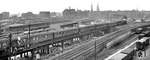 Blick vom Dach der Güterabfertigung des Hannoverschen Güterbahnhofs auf die nach Hamburg Hbf einfahrende 01 1105 vom Bw Bebra. (22.05.1959) <i>Foto: Walter Hollnagel</i>
