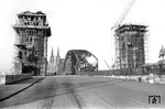 Abriss der markanten Brückentürme der Hohenzollernbrücke anlässlich der bevorstehenden Elektrifizierung. Eine P 8 rollt von der Brücke in den Deutzer Bahnhof ein.  (06.11.1956) <i>Foto: Fischer</i>