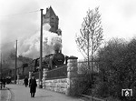 39 196 fährt von der Hohenzollernbrücke kommend in den Bahnhof Köln-Deutz ein. (1932) <i>Foto: RBD Köln (Felten)</i>