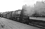 01 1069 (Bw Hagen-Eckesey) räuchert sich vor E 533 im Bahnhof Wuppertal-Vohwinkel ein. (1953) <i>Foto: Robin Fell</i>