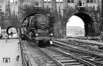 03 1022 (Bw Dortmund Bbf) verlässt die Hohenzollernbrücke und fährt in den Bahnhof Köln-Deutz ein. Leider stand die imposante Brückeneinfahrt der Elektrifizierung im Wege und musste Ende der 1950er Jahr weichen (vgl. Bild Nr. 355). (1955) <i>Foto: Robin Fell</i>