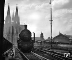 Blick aus der Hohenzollernbrücke auf 38 2652 vom Bw Dieringhausen, die gerade den Kölner Hauptbahnhof verlassen hat. (1935) <i>Foto: RBD Köln (Felten)</i>