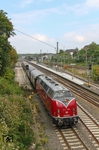 Die traditionelle Herbstfahrt der Museumseisenbahn Hamm führte 220 033 dieses Jahr mit DPE 84176 nach Oberwesel, hier bei der Durchfahrt in Solingen Hbf. (13.09.2014) <i>Foto: Joachim Bügel</i>