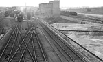 Blick von der Bekohlungsanlage auf die Lokbehandlungsanlagen im Bw Braunschweig mit zahlreichen Loks der Baureihe 50. Auffällig ist das gänzlich leere Kohlenlager rechts im Bild. (04.1951) <i>Foto: A. Dormann, Slg. W. Löckel</i>