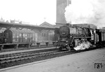 62 005 vom Bw Krefeld verlässt mit einem Personenzug in Richtung Neuß den Düsseldorfer Hauptbahnhof. Seit Juni 1949 ist sie, damals noch beim Bw Dortmund Bbf beheimatet, mit Witte-Windleitblechen unterwegs. (02.04.1953) <i>Foto: A.E. Durrant</i>