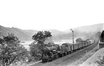 56 2141 passiert mit einem Güterzug auf der linken Rheinstrecke das Einfahrsignal von Bacharach.  (24.07.1949) <i>Foto: Carl Bellingrodt</i>