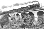 56 2461 vom Bw Oberlahnstein überquert ein Viadukt bei Erbach (Rheingau) - nahe Eltville - auf der Fahrt nach Mainz-Bischofsheim. (17.05.1937) <i>Foto: RVM-Filmstelle Berlin</i>