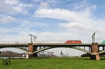 Bei dem eigentlich von Güterzügen dominierten Verkehr auf der Kölner Südbrücke bildet die Rheinüberquerung eines IC (2421 von Dortmund nach Eltville mit 115 448) eher die Ausnahme.  (19.09.2014) <i>Foto: Joachim Bügel</i>