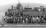 Die Umbaukolonne der RBD Erfurt präsentiert sich vor 74 887 (Bw Gotha) im Bahnhof Friedrichroda/Thüringen. (11.1934) <i>Foto: Slg. Eisenbahnstiftung</i>
