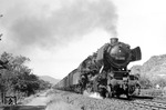 50 2799 (Bw Oberlahnstein) mit einem Güterzug zwischen Oberlahnstein und Braubach.  (18.09.1959) <i>Foto: A.E.Durrant</i>
