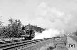 50 2552 (Bw Oberlahnstein) mit einem Güterzug nach Mainz-Bischofsheim in der Ausfahrt des Oberlahnsteiner Rangierbahnhofs.  (18.09.1959) <i>Foto: A.E.Durrant</i>