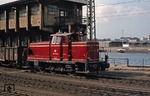 261 710-8 wurde im März 1960 als "V 60 710" von der DB in Dienst gestellt und verschiedenen Umbauten unterzogen (am 01.10.1987 Umzeichnung in "361 710-7", am 24.11.1989 Umbau in "365 710-3", am 19.04.2001 Umbau in "363 710-5"). Die Aufnahme entstand in Hamburg-Oberhafen. (24.04.1975) <i>Foto: Robin Fell</i>