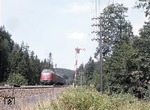 220 064-0 kurz vor Erreichen des Sommerautunnels, dem Scheitelpunkt der Schwarzwaldbahn. (29.09.1970) <i>Foto: Heinz Hangarter</i>