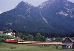 ÖBB 1118.01 mit E 503 aus Stainach-Irding auf der Salzkammergutbahn nahe Untersee. (20.08.1984) <i>Foto: Joachim Bügel</i>