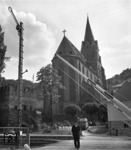 Szene mit Bahnübergang und Ausfahrsignal am Bahnhof Oberwesel. Dahinter ist die Liebfrauenkirche zu sehen, ein gotischer Sakralbau aus dem 12. Jahrhundert. Der Bahnübergang in der Nordausfahrt des Bahnhofs Oberwesel existiert übrigens immer noch. (1937) <i>Foto: RVM</i>
