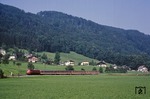 Mit E 500 am Haken, der Linz um 9.37 Uhr verlassen hatte und Stainach-Irding um 12.30 Uhr erreichen wird, fährt ÖBB 1018.08 durch das Salzkammergut bei Altmünster. (23.08.1984) <i>Foto: Joachim Bügel</i>