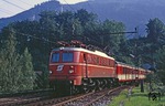 ÖBB 1018.08 fährt mit E 503 aus dem 110m langen Forst-Tunnel kommend in Traunkirchen ein. (23.08.1984) <i>Foto: Joachim Bügel</i>