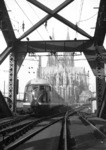 Blick aus der Hohenzollernbrücke auf einen VT 08, der soeben den Kölner Hauptbahnhof verlassen hat.  (1961) <i>Foto: Fischer</i>