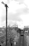 Freie Fahrt für 39 252 am hohen Blocksignal der Bk Kanalstraße auf dem Weg zum Kölner Hauptbahnhof. Im Hintergrund die Kohlenbeförderungsanlage zum Bw Köln Bbf. (1948) <i>Foto: Fischer</i>