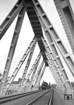 55 4585 überquert die neue Dreigurtbrücke über die Rur bei Düren. (1932) <i>Foto: RBD Köln (Felten)</i>