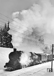 An einem kalten Wintertag dampft 59 015 vom Bw Kornwestheim Rbf durch den Rohrer Wald bei Stuttgart. Kriegsbedingt muss wohl der alte Abteilwagen als Güterzugbegleitwagen herhalten. (1941) <i>Foto: RVM (Ulmer)</i>