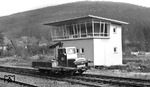 Ein Skl passiert das neue Dr-Stellwerk im Bahnhof Brachbach an der Sieg (zwischen Kirchen und Mudersbach). (1966) <i>Foto: Fischer</i>