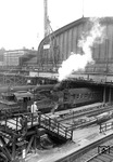 Umfangreiche Bauarbeiten fanden 1959 am Hamburger Hauptbahnhof statt. 78 007 bereichert mit einem Umbauwagenzug die Szene. (24.04.1959) <i>Foto: Walter Hollnagel</i>