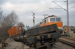 Ein Achsbruch führte zur Entgleisung dieses Containerzuges bei Breyell auf der Strecke Viersen - Venlo. Die in S-Bahnfarben lackierte 111 137 passiert die profilfreie Unfallstelle mit einem Eilzug nach Köln. (21.12.1983) <i>Foto: M. Polnik</i>