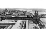 Blick vom Deutzer Messeturm auf den nordwärts fahrenden Rheingoldzug FFD 101 mit der vermeintlichen 18 450 als Zuglok. Da die Lok nur wenige Monate vom 15.04.1928 bis 06.06.1928 nördlich der Mainlinie (im Bw Wiesbaden) beheimatet war, lässt sich der Aufnahmezeitpunkt relativ genau eingrenzen. (05.1928) <i>Foto: DLA Darmstadt (Bellingrodt)</i>