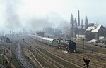 An dem diesigen Aprilvormittag startet 01 2114 mit D 504 nach Halle/Saale im Bahnhof Saalfeld.  (17.04.1980) <i>Foto: Joachim Bügel</i>