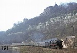 Verkehrte Welt: Während die Güterzuglok 44 0689 den P 3004 bei Dornburg nach Camburg bringt, quält sich die im Blockabstand folgende Schnellzuglok 01 1512 mit einem langen Güterzug ab (siehe Bild-Nr. 21232). (17.04.1980) <i>Foto: Joachim Bügel</i>