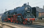 Die bereits tadellos gepflegte 01 2204 wird vom Personal im Bahnhof Camburg noch mehr auf Hochglanz gebracht. (17.04.1980) <i>Foto: Joachim Bügel</i>