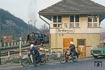 Der Feierabendverkehr wartet am Bahnübergang der Fernstraße 88 in Dornburg an der Saale auf die Ausfahrt der 01 2204 mit P 4009 nach Saalfeld. (17.04.1980) <i>Foto: Joachim Bügel</i>