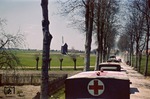 Zwar kein Eisenbahnbild, da aber Farbaufnahmen aus dem Zweiten Weltkrieg selten sind, soll die Aufnahme einer Rot-Kreuz-Kolonne in Lettland hier auch gezeigt werden. (1941) <i>Foto: Privatfoto</i>