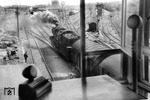 Blick auf den Eilgutgüterbahnhof Köln-Gereon, in dem soeben eine 50er mit ihrem Güterzug eingetroffen ist. Heute sind die Gleise längst verschwunden und an gleicher Stelle wurde der "MediaPark" errichtet. (1954) <i>Foto: Fischer</i>