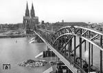 Eine unbekannte P 8 überquert die behelfsmäßig wiederaufgebaute Hohenzollernbrücke zwischen Köln Hbf und Deutz. Von 1948 bis 1952 lag über der mittleren Stromöffnung ein SKR-Stahlüberbau (Schaper-Krupp-Reichsbahn), der 1952 wieder durch einen Bogen ersetzt wurde. (1948) <i>Foto: RBD Köln</i>
