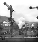 Eine unbekannte pr. P 8 verlässt mit einer Leig-Einheit den Bahnhof Gerolstein in der Eifel. Daneben wartet eine pr. T 14 am Bahnsteig. (1934) <i>Foto: RBD Köln (Felten)</i>