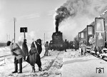 57 1896 war vom Bw Oebisfelde in den Osten gekommen und wartet im Bahnhof Minsk bei Eiseskälte auf die Weiterfahrt, für die einheimische Hilfskräfte erst die Spurrillen freihacken müssen.  (1942) <i>Foto: RVM (Bandelow)</i>