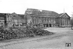 In der Nacht vom 29. auf den 30. Mai 1943 griffen 719 britische Bomber die Stadt Wuppertal an. Die Barmer Innenstadt wurde mit rund 1700 Spreng- und 280000 Brandbomben belegt. Nach diesem Großangriff auf Barmen wurden aus 4000 total zerstörten Häusern 3380 Tote geborgen. Auch das hier gezeigte Bahnhofsgebäude von Wuppertal-Barmen wurde bei dem Angriff schwer beschädigt.  (06.1943) <i>Foto: RVM (Eckler)</i>