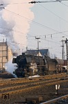 Der Bahnhof Koblenz-Mosel diente bis zur Elektrifizierung der Moselstrecke als Umspannbahnhof für die Güterzüge. Nach dem Wechsel der Traktionsart von E auf Dampf verlässt 044 362 (Bw Ehrang) den Bahnhof. (15.01.1972) <i>Foto: Kurt Reimelt</i>