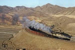 An der Grenze zwischen Afganistan und Pakistan ist dieser Güterzug am Chaman Pass unterwegs. (01.1983) <i>Foto: Martin Robinson</i>