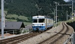 Ein Triebwagen nach Lenk im Simmental fährt auf der meterspurigen Montreux–Berner Oberland-Bahn (MOB) in Zweisimmen aus. Das rechte Gleis führt nach Montreux. (21.06.1990) <i>Foto: Ulrich Neumann</i>