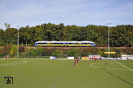 Auf dem Fußballplatz von „Westfalia 1921 e.V.“ in Dortmund-Huckarde sorgt NWB 648 867 der Emschertalbahn einen Moment für Ablenkung. Ein Tor fiel in diesem Augenblick aber nicht. (03.10.2013) <i>Foto: Johannes Glöckner</i>