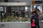 Auch das gibt es noch! Gegen Geldeinwurf drehen zur Freude der Kinder einige Züge ihre Runden – gesehen im Bahnhof Neuss. (23.03.2014) <i>Foto: Johannes Glöckner</i>