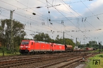 185 242 und 185 301 befördern EZ 51113 nach Hagen-Vorhalle durch den Bahnhof Köln-Kalk Nord. (12.09.2014) <i>Foto: Joachim Bügel</i>