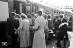 Bevor der Individualverkehr endgültig der Bahn den Rang als bevorzugtes Verkehrsmittel ablief, war ein solcher Andrang auf die Fernzüge wie hier in Hannover Hbf alltägliches Bild.  (25.08.1956) <i>Foto: Walter Hollnagel</i>
