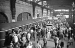 Feierabendverkehr auf der S-Bahn im Hamburger Hauptbahnhof.  (20.07.1958) <i>Foto: Walter Hollnagel</i>