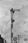 Eine ungewöhnliche Perspektive vom Autozug nach Sylt auf die Haupt-/Vorsignalkombination des Einfahrsignals von Klanxbüll. (06.06.1956) <i>Foto: Walter Hollnagel</i>
